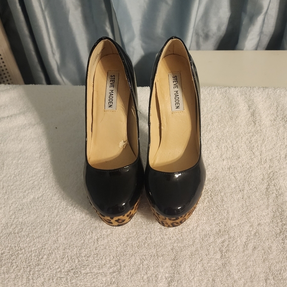 Steve Madden pumps with  black and leopard and red heel - Picture 3 of 7